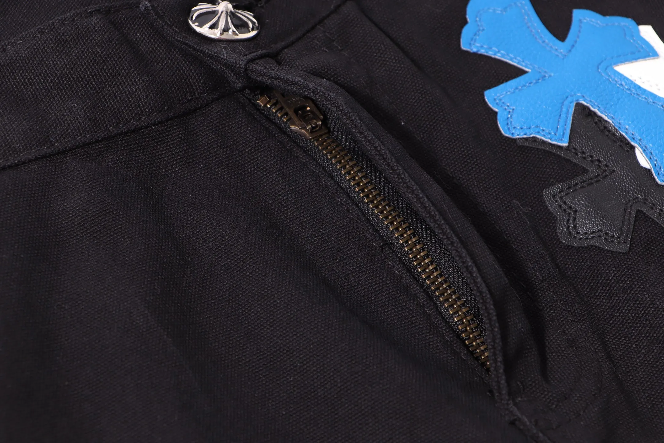 P260 Style number: H33 Croxin & 𝐂𝐡𝐫𝐨𝐦𝐞 𝐇𝐞𝐚𝐫𝐭 ss25 black white and blue leopard print leather denim workwear logging pants. Styles with different washed textures are very friendly to people with thin legs. The slightly flared version perfectly modifies the leg shape. The timeless and moderate length makes it easy to match and match. It is the basis for various styles and is a must-have in your wardrobe! The fabric is stiff but also makes the upper body soft without losing texture. The washing process is even more perfect. It is a must-have item for everyone! ! ! Washed wheat, hang tag, pants label, three labels complete Color: black Size: 28-30-32-34-36